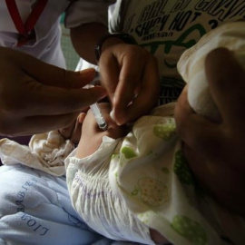 Enfermera vacunando a un bebé./ EUROPAPRESS