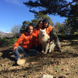 Miembros de El Refugio, con Balea, una perrita rescatada de la la 'finca de los horrores' en Villa del Prado. / EL REFUGIO