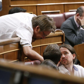 El candidato de Unidos Podemos a la presidencia del Congreso, Xavier Domènech, conversa con Pablo Iglesias y con Íñigo Errejón al comienzo de la XII legislatura/EFE