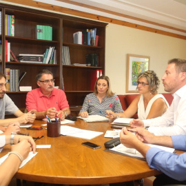 El concejal de Vivienda de Zaragoza, Pablo Híjar (segundo por la izquierda), durante una reunión con los responsables de la Consejería de Vertebración del Territorio.