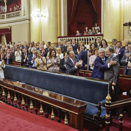 El Senado aplaude la elección de Pío García Escudero como presidente de la cámara tras obtener mayoría absoluta en la primera votación/EFE