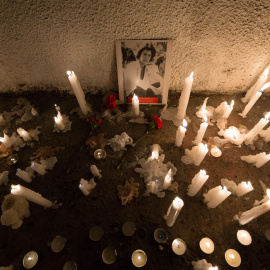Detalle de una fotografía de uno de los detenidos desaparecidos durante la dictadura chilena (1973-1990) rodeado de velas en el Estadio Nacional de Chile, durante uno de los actos de conmemoración por el 46º aniversario del golpe de Estado 