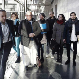 Los parlamentarios de UPN Juan Luis Sanchez de Muniáin (i) y Mónica Domenech (2i) pasan junto al director de Amnistía Internacional (AI) en España, Esteban Beltrán (3i), antes de que éste comparezca en el Parlamento de Navarra. | EFE