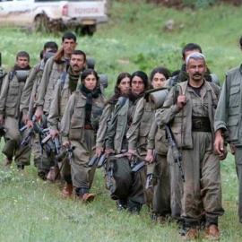 Militantes kurdos acuden a luchar al norte de Irak tras responder a la llamada del PKK, en una imagen de archivo. REUTERS