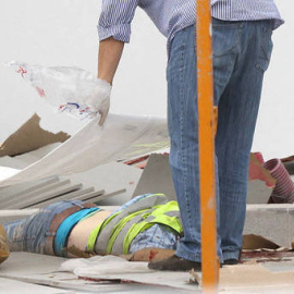 Una persona cubre con un plástico el cadáver de un trabajador fallecido (Imagen de archivo). (EFE)