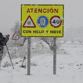 Paisaje nevado cerca de Utiel, en Valencia. / EFE