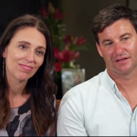 La primera ministra neozelandesa, Jacinda Ardern, y su pareja, durante la entrevista en '60 minutos'.