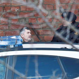 El presunto autor del doble homicidio de Susqueda, Jordi Magentí (i), acompañado de los mosos d'esquadra en el momento de acceder a una casa de Anglès, donde cuidaba a su tío, para un nuevo registro policial, donde ha defendido su inocencia