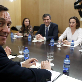 El portavoz del Grupo Parlamentario Popular, Rafael Hernando (i), durante la reunión que ha mantenido hoy con la alcaldesa de Logroño y vicepresidenta de la FEMP, Cuca Gamarra (fondo-2d), el alcalde de Guadalajara y responsable de política 