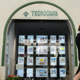 Fachada de una inmobiliaria, a 17 de mayo de 2023, en Barcelona, Catalunya.