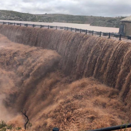 El pantano de Almansa, el más antiguo de Europa, desbordando agua a causa de la DANA. Foto: Javier Sánchez Roselló