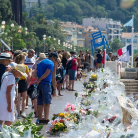 Multitud de personas se detienen ante las flores y velas depositadas en el paseo de los Ingleses en recuerdo a las víctimas cinco días después del atentado de Niza. - EFE