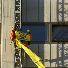 Activistas de Greenpeace despliegan una pancarta contra el "impuesto al sol" en el Ministerio de Industria. -E.P