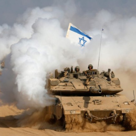 Soldados israelíes sobre vehículos blindados.- REUTERS