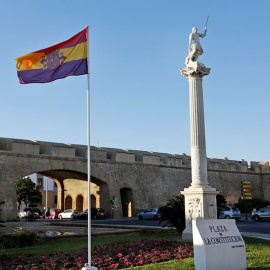 La bandera republicana izada en la plaza de la Constitución de Cádiz con motivo de unas jornadas de memoria histórica. EFE/Román Ríos