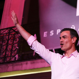 El líder del PSOE y presidente del Gobierno, Pedro Sanchez, celebra los resultados de las elecciones con los militantes socialistas en la calle, junto a la sede de Ferraz.. REUTERS/Sergio Perez