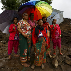Habitantes del pueblo observan cómo los equipos de rescate buscan personas desaparecidas tras el deslizamiento de tierra en la aldea de Lumle, en el distrito de Kaski. Las lluvias torrenciales en Nepal  han afectado varios pueblos este juev