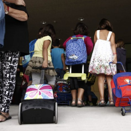 Niños entrando al colegio.- EFE