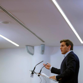El líder de Ciudadanos Albert Rivera, durante la rueda de prensa que ha celebrado este jueves en el Congreso de los Diputados. EFE/Emilio Naranjo