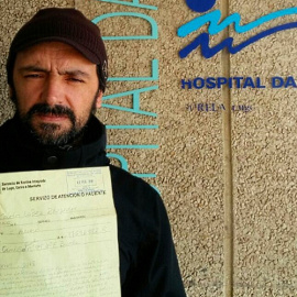 Carlos López Riopedre frente al Hospital da Costa en Burela.