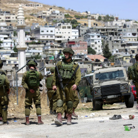 Varios soldados israelíes vigilan en el lugar del suceso después de que dos soldados israelíes resultaran heridos al ser apuñalados por un atacante palestino que fue reducido con disparos. EFE