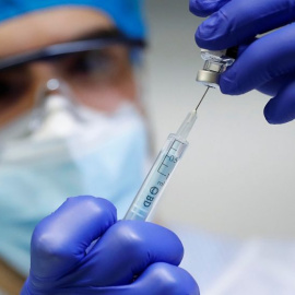 Un sanitario prepara una vacuna contra el coronavirus, en Madrid.