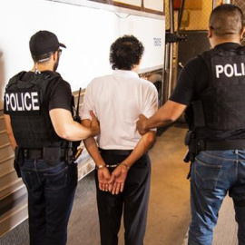 Un detenido por agentes de la  Agencia de Inmigración y Aduanas el pasado mes de abril. /ARCHIVO ICE