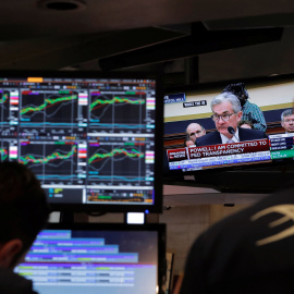 El presidente de la Reserva Federal, Jerome Powell, en un monitor de televisión, en el patio de negociación de la Bolsa de Nueva York (NYSE), en Wall Street. REUTERS/Lucas Jackson