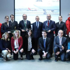 En el centro de la imagen, Fernando Candela, consejero delegado de Iberia Express, Willie Walsh, consejero delegado de IAG, y Luis Gallego, presidente de Iberia, rodeados de trabajadores de Iberia e Iberia Express.