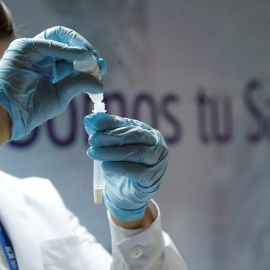 Una sanitaria realiza un test de antígenos en el punto de detención de casos de coronavirus gratuito montado en el intercambiador de transporte público de Plaza Castilla en Madrid, este jueves.