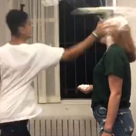 Un estudiante propina una fuerte bofetada a una alumna en una novatada grabada en vídeo. / TWITTER