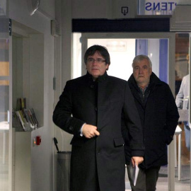 Carles Puigdemont, acompañado por el empresario Josep María Matamala, a su llegada al acto en Gante. | CARLOS REY (EFE)