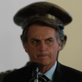 El presidente de Brasil, Jair Bolsonaro, participa hoy en la ceremonia de posesión del nuevo Ministro de Defensa, el general Fernando Azevedo e Silva, en Brasilia (Brasil). Bolsonaro honró hoy al nuevo ministro de Defensa, el general Fernan