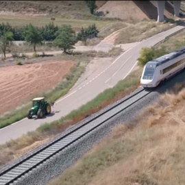 Momento del tramo en el que un tractor adelanta al tren Zaragoza-Teruel-Sagunto, difundido el pasado septiembre por la plataforma Teruel Existe.
