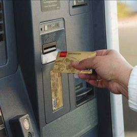 El Banco de España pide a los bancos que no cobren comisiones en los cajeros a los usuarios que no sean sus clientes. EFE