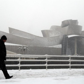 El museo Guggenheim de Bilbao, cubierto de nieve, donde hoy la capital vizcaína amanecido cubierta de nieve, donde afectado al tráfico y a colegios. / EFE