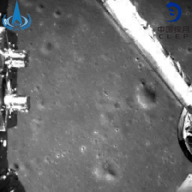 Primera instantánea de la cara oculta de la luna captada por la sonda Chang'e 4.- EFE/ Foto cedida por la Administración Espacial Nacional China