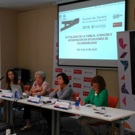 Mesa redonda sobre Procesos de apoyo a la familia y mediación familiar celebrada en los Cursos de Verano de la Universidad Complutense de Madrid.