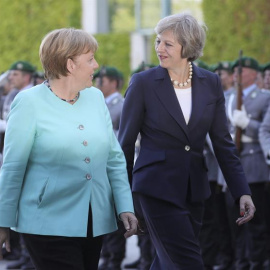 La canciller alemana, Angela Merkel, da la bienvenida a la primer ministra británica, Theresa May. - EFE