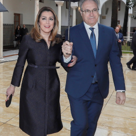 La presidenta de Andalucía, Susana Díaz, con el presidente del Parlamento andaluz, Juan Pablo Durán, momentos antes del comienzo de los actos institucionales con motivo de la celebración del 28-F, el día de andalucía. EFE/ Jose Manuel vidal