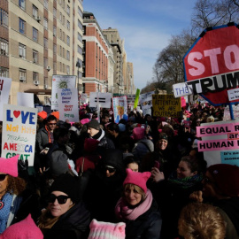 Miles de personas en una protesta a favor de la igualdad de género en Nueva York - Eduardo Muñoz /Reuters
