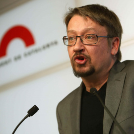 El líder de los Comunes, Xavier Domènech, durante una rueda de prensa en el Parlament. EFE/Toni Albir