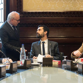 El presidente del Parlament, Roger Torrent, charla con el secretario de la mesa durante la reunión mantenida esta mañana de la mesa del Parlament. EFE/ Marta Pérez