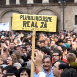 Captura de un vídeo de Escola Valenciana que ilustraba una campaña de micromecenazgo.