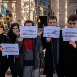 Varias personas ante el Palau de Justícia de Barcelona en apoyo a los periodistas de 'Europa Press' y 'Diario de Mallorca' - David Zorrakino/ EP