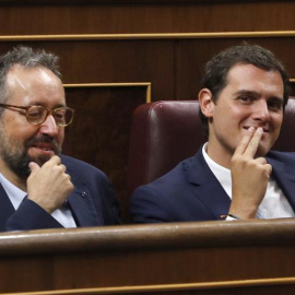 El presidente de Ciudadanos, Albert Rivera, y el portavoz del partido en el Congreso, Juan Carlos Girauta, durante la sesión constitutiva de las Cortes Generales de la XII Legislatura. EFE/J. J. Guillén