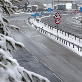 Escaso tránsito por el Coll del Bruc (Barcelona) a causa del mal tiempo, en una jornada en la que la Generalitat ha prohibido el tráfico de camiones y ha suspendido el transporte escolar en Cataluña hasta que finalice el episodio de nieve. 