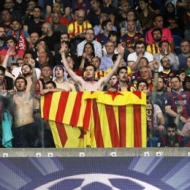 Aficionados con banderas esteladas en la final de Berlín.