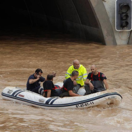 Un bote neumático de la Guardia Civil en el túnel de la AP-7 a la altura de Pilar de la Horadada. (EFE)