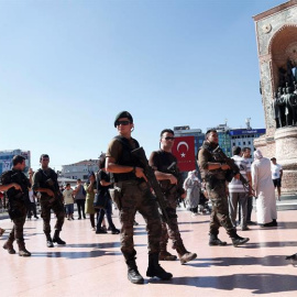 Miembros de las SWAT hacen guardia en Estambul, después de que el presidente Erdogan declarara el estado de emergencia/EFE